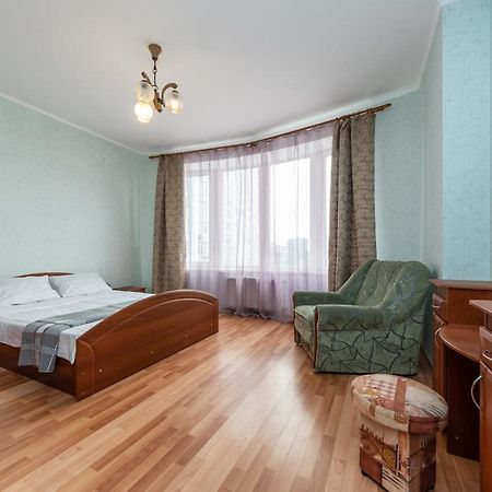Комфортная Квартира На Метро Осокорки Kiew Exterior foto